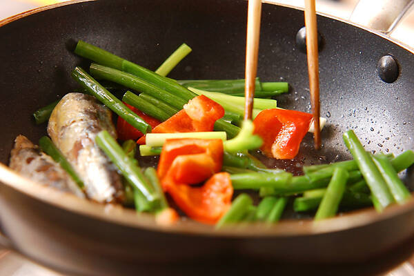 オイルサーディン炒めの作り方の手順2