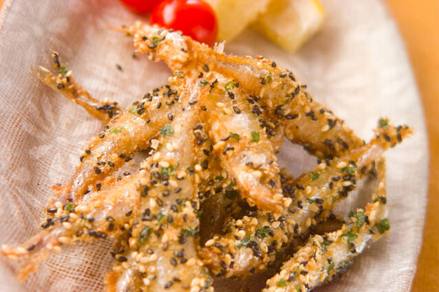 ベージュの花柄の皿に盛り付けられたわかさぎの風味揚げ