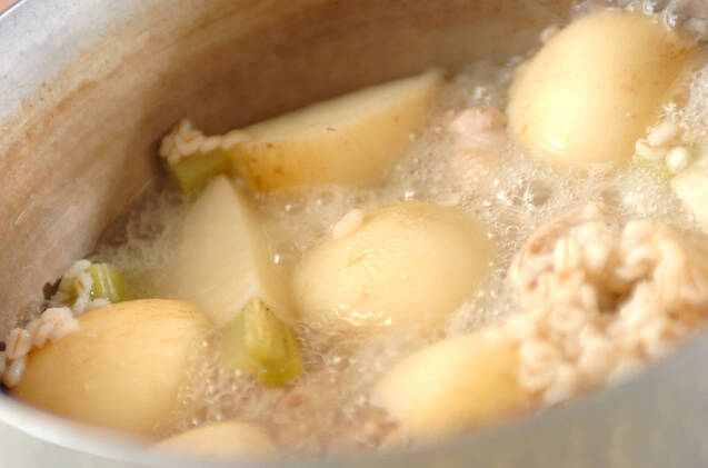 鶏手羽元とカブのスープの作り方の手順2