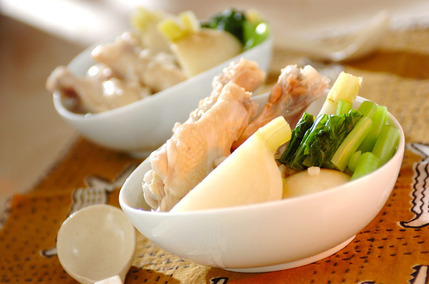 鶏手羽元とカブのスープ