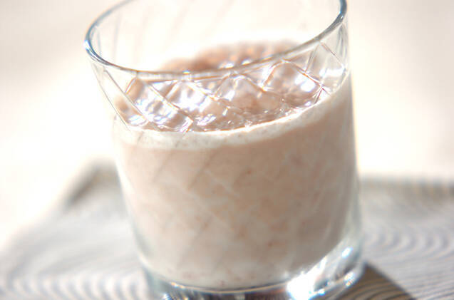 ガラスのグラスに入ったココナッツ小豆ドリンク