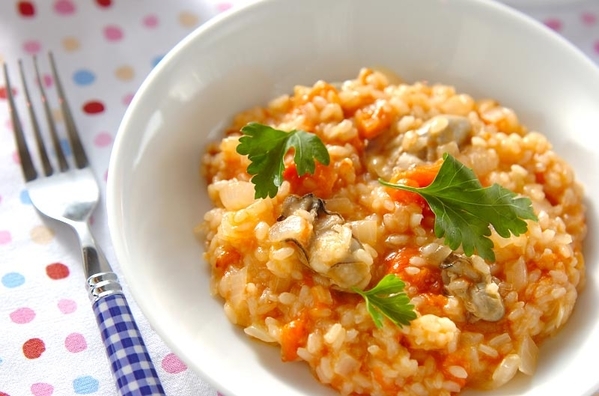 白いお皿に盛られた牡蠣のトマトリゾット