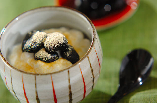 和風の器に入った水切りヨーグルトの黒豆きなこがけ