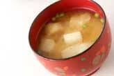 玉ネギと麩のみそ汁