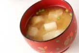 玉ネギと麩のみそ汁