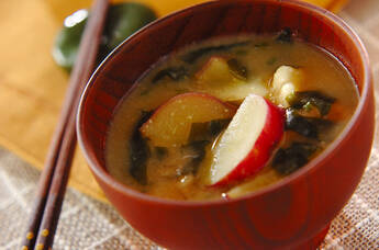 サツマイモとワカメのみそ汁