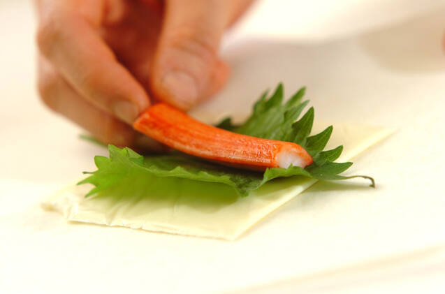 カニ風味カマボコの春巻きの作り方の手順2