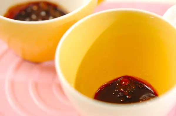 マグカップに材料を入れるだけ！レンジでプリンの作り方1