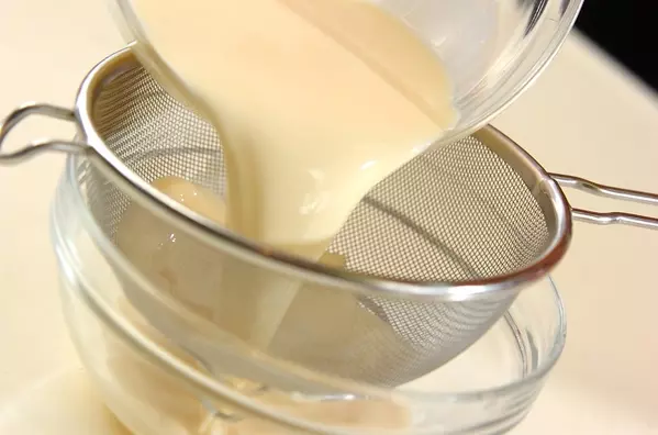 マグカップに材料を入れるだけ！レンジでプリンの作り方2