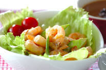 むきエビのナッツサラダ