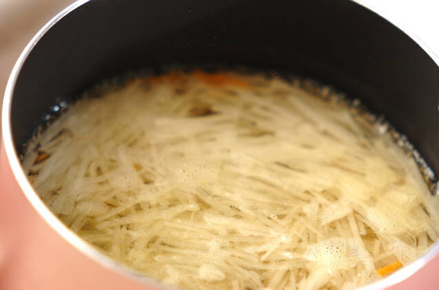 大根とニンジンのせん切りスープの作り方の手順2