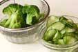 キュウリのおかか和えの下準備1