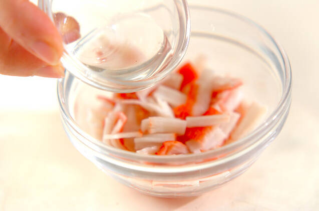 カニカマ入りだし巻き卵の作り方の手順1