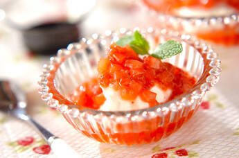 マスカルポーネのイチゴソースかけ