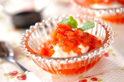 マスカルポーネのイチゴソースかけ