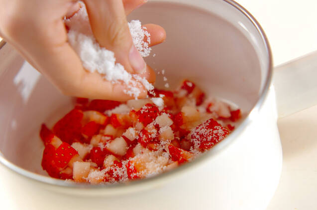 マスカルポーネのイチゴソースかけの作り方の手順1