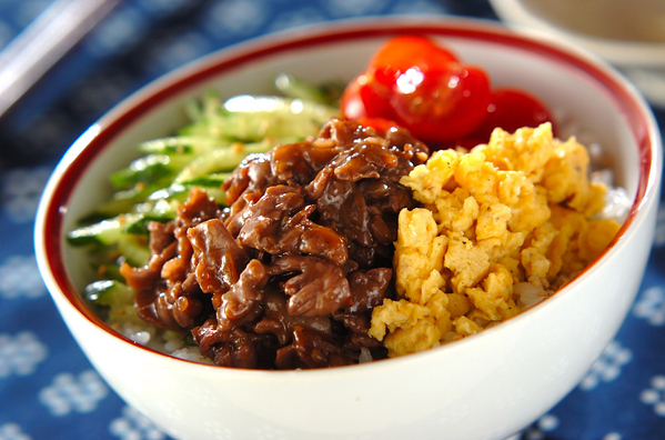 白い器に盛り付けられたカラフル焼き肉丼