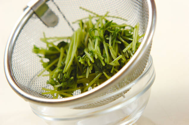 サバと豆苗のドレッシング和えの作り方の手順1