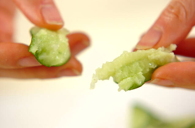 キュウリと油揚げのゴマ酢和えの作り方の手順1