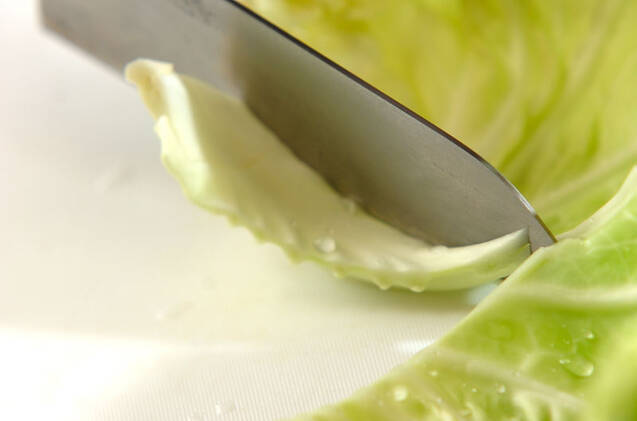 春キャベツとウインナーのカレースープの作り方の手順1