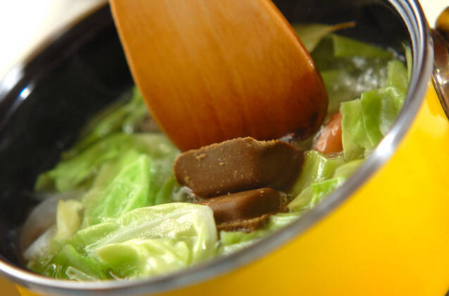 春キャベツとウインナーのカレースープの作り方の手順3