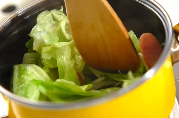 春キャベツとウインナーのカレースープの作り方2