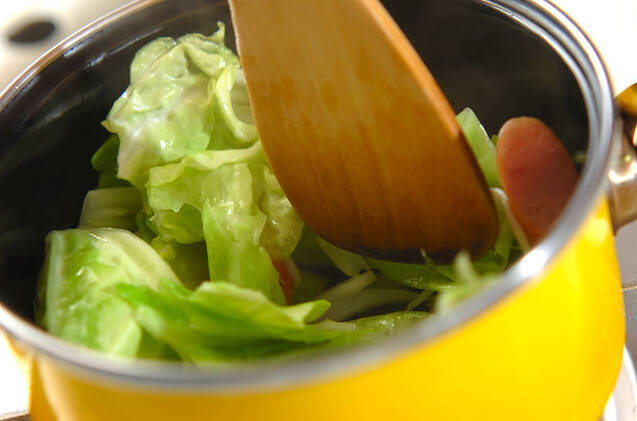 春キャベツとウインナーのカレースープの作り方の手順2