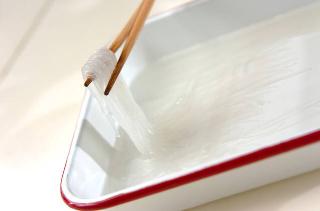 春雨の卵スープの作り方の手順1