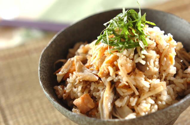 黒い器に盛った鮭ときのこの炊き込みご飯