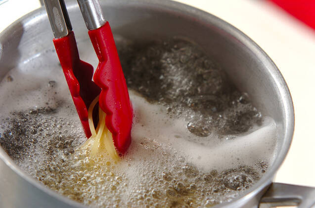 エビのバジルクリームパスタの作り方の手順2