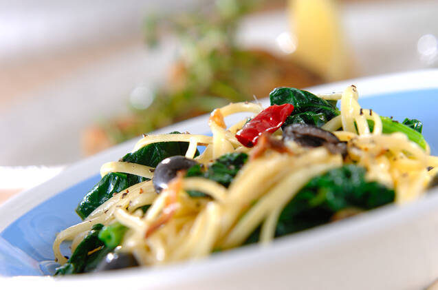 皿に盛られたちぢみほうれん草とアンチョビのパスタ