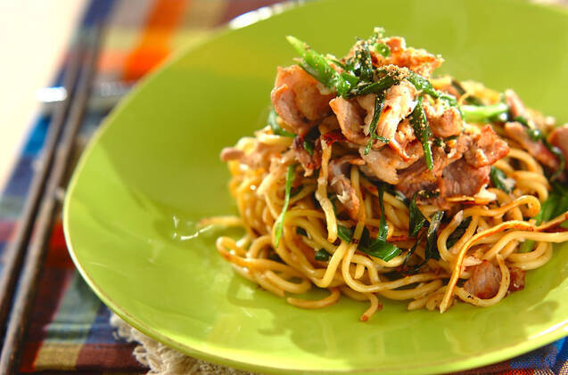 黄緑色の皿に盛り付けたオイスターソースの豚ニラ焼きそば