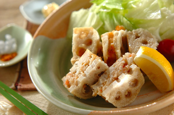 和食器に盛り付けたえびと梅のれんこんのはさみ揚げ