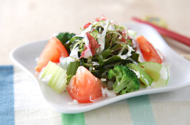 白い角皿に盛り付けられたヨーグルトドレッシングの野菜サラダ