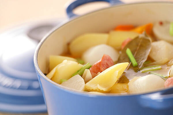 水色の鍋に入っている鶏もも肉とソーセージの和ポトフ風スープ