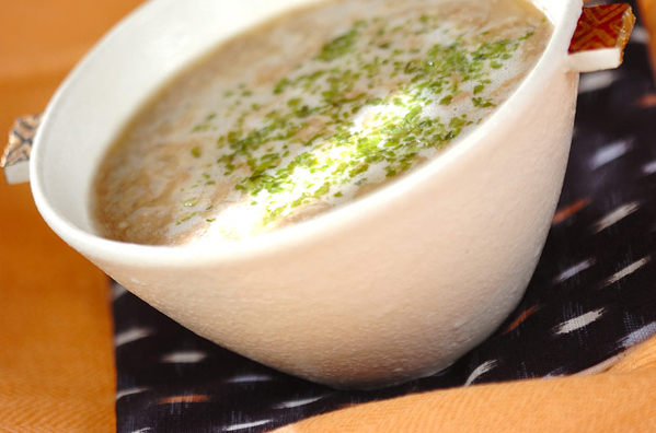 白いスープカップに入れて青のりをトッピングしたとろろ汁