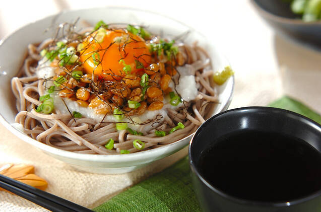 おうちで簡単！納豆とろろの冷たい蕎麦