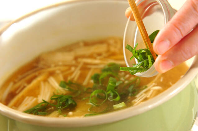 エノキとカボチャの合わせみそ汁の作り方の手順4