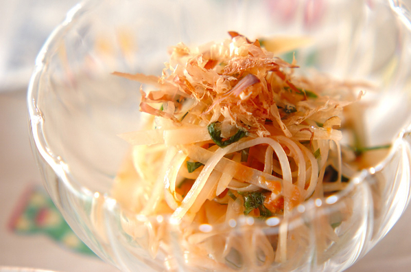 ガラスの器に盛り付けたじゃがいもと大葉の千切りサラダ