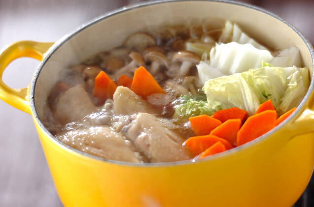 定番も良いけど試してほしい！寒い日に「鶏鍋」スープ別レシピ15選の画像