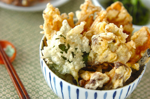 どんぶりに盛り付けられた舞茸天ぷら入り天丼