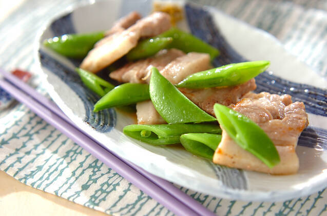和食器に盛り付けた、豚バラ肉とスナップえんどうの蒸し焼き