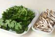 菊菜とシメジのサッと煮の下準備1