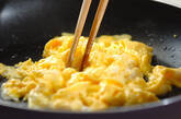 野沢菜と卵の炒め物の作り方1