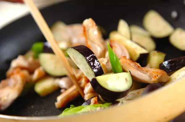 鶏とナスのニンニクじょうゆ炒めの作り方1