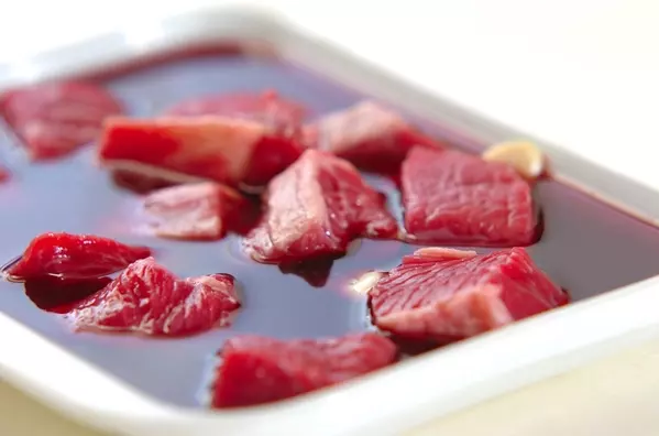 赤ワインたっぷり！絶品ビーフシチューの下準備1