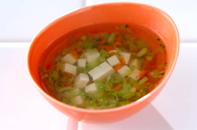 オレンジ色の器に入った豆腐と野菜のだし煮
