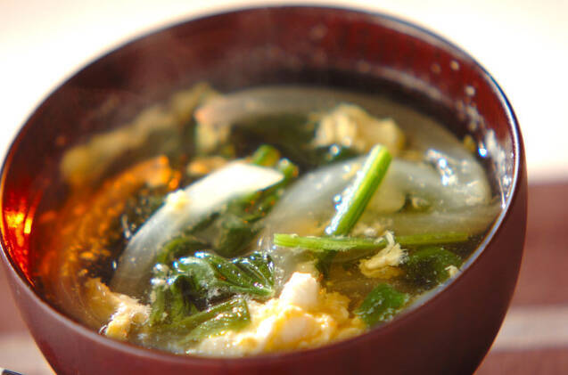 茶碗の中のほうれん草のかき玉汁