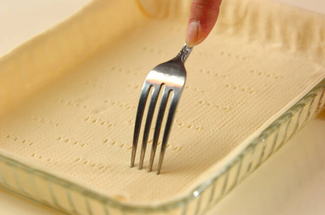 スモークサーモンとホウレン草、オリーブのキッシュの作り方の手順2