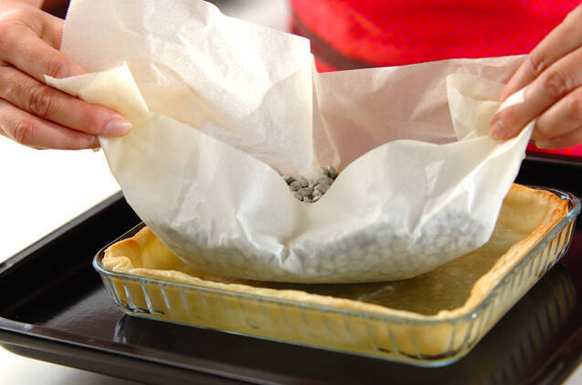 スモークサーモンとホウレン草、オリーブのキッシュの作り方の手順3